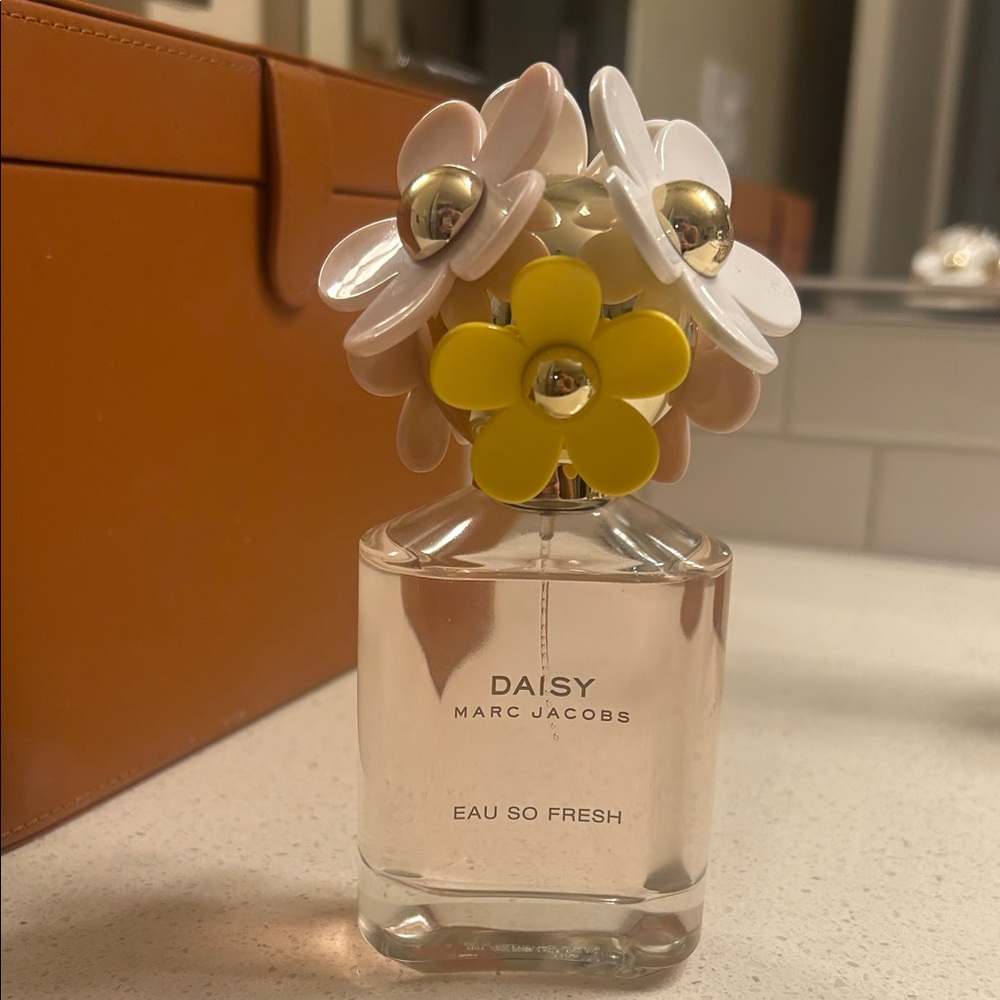Marc Jacobs Daisy Eau So Fresh with Pink, Yellow, and White Floral Accents